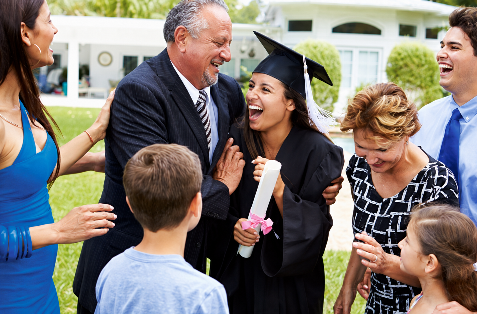 Familia celebrando una graduación universitaria
